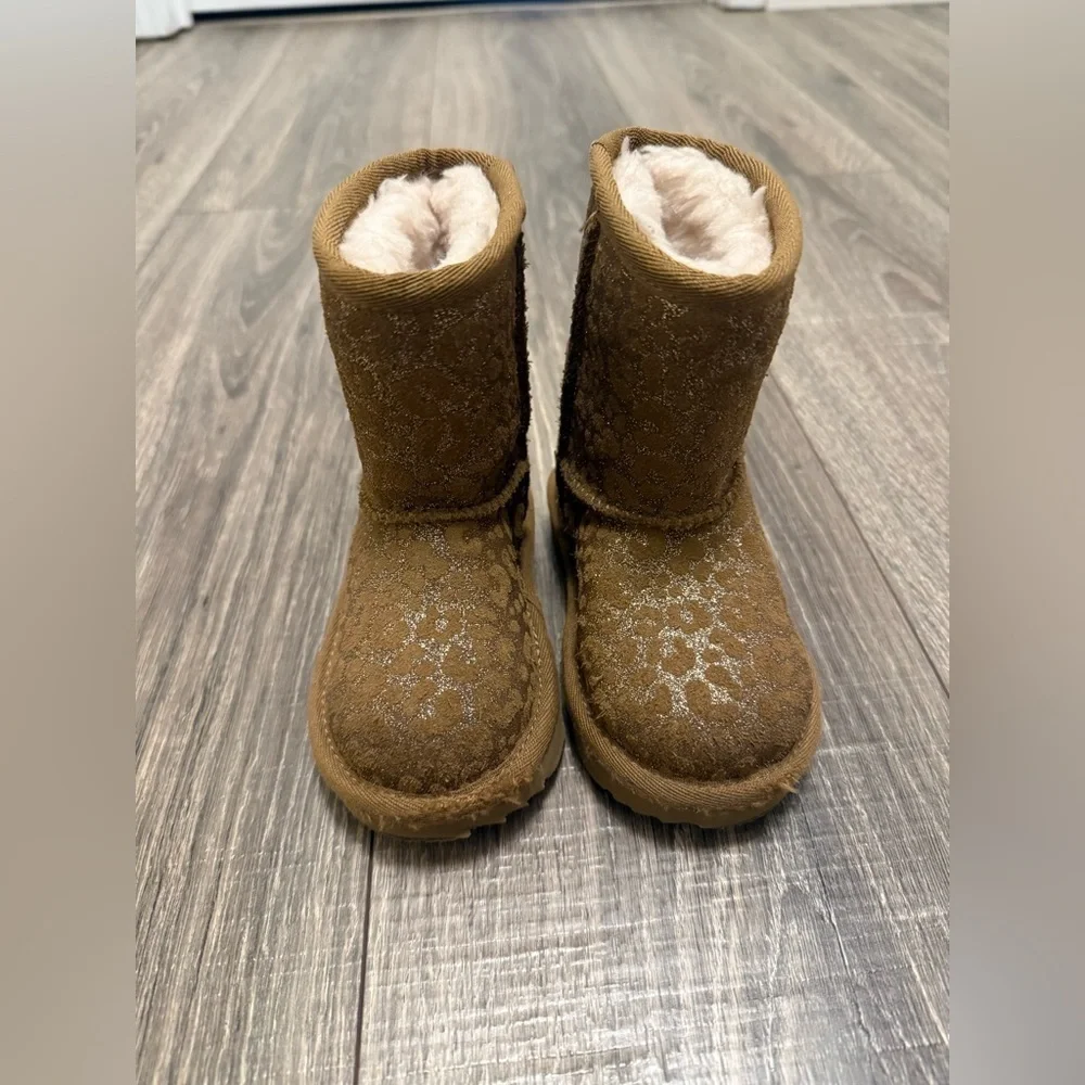 UGG GIRLS CLASSIC II GLITTER LEOPARD Cheetah BOOT SIZE 6 KIDS CHESNUT